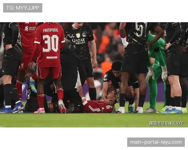 担架入场瞬间：埃基蒂克掩面痛哭，利物浦欧冠梦想随伤病破碎